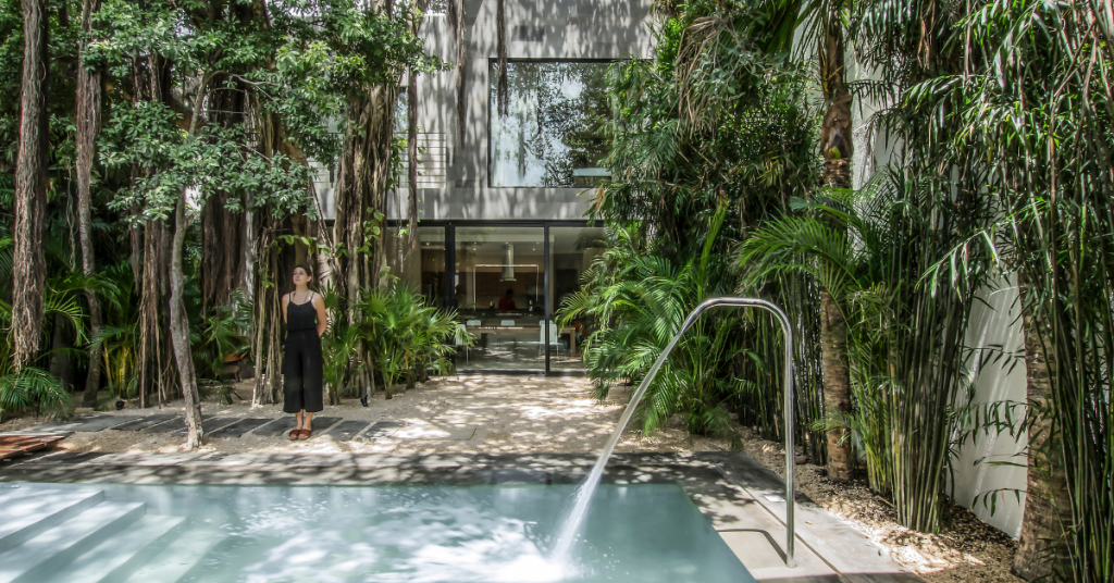 Villa Boox alberca con diseño biofílico arboles y plantas