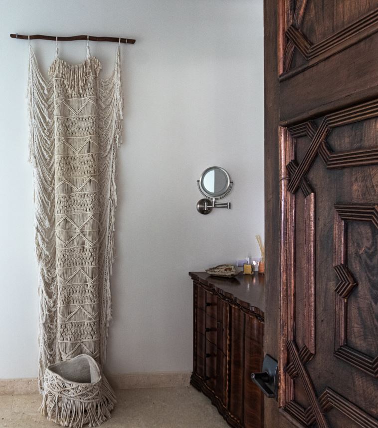 Las puertas de habitaciones y muebles de baño fueron   elaborados por ebanistas de Jalisco.  