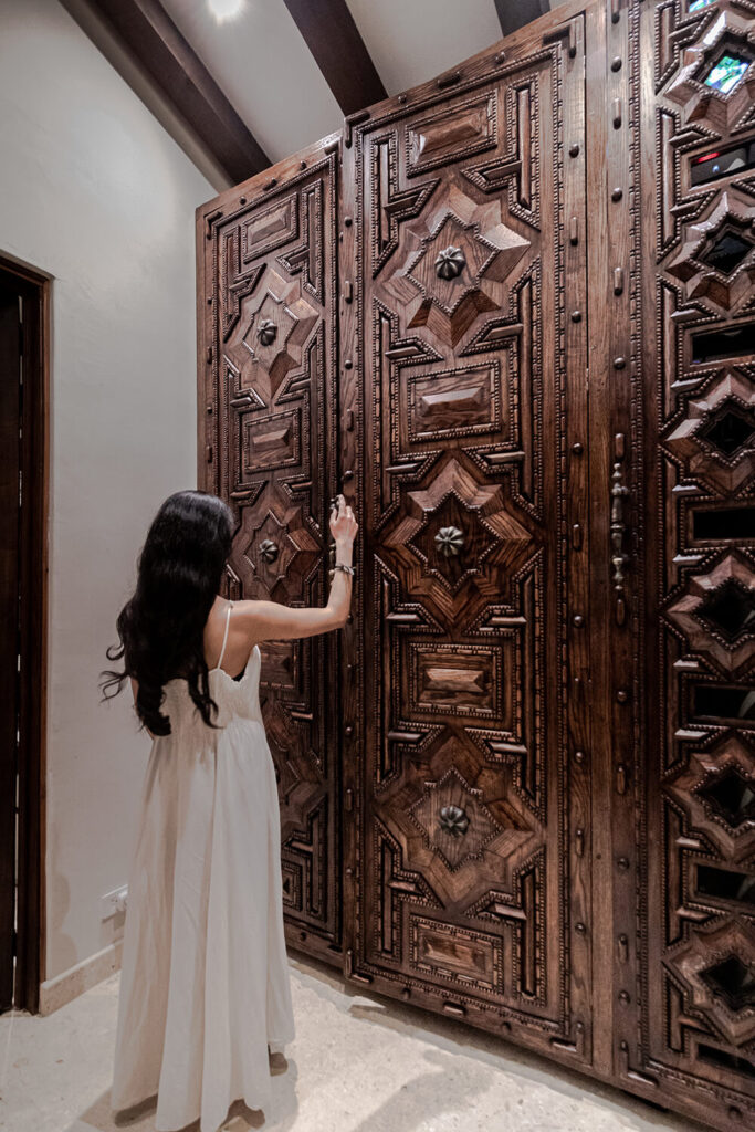 Puertas de la alacena y cocina elaboradas por artesanos de San Miguel de Allende