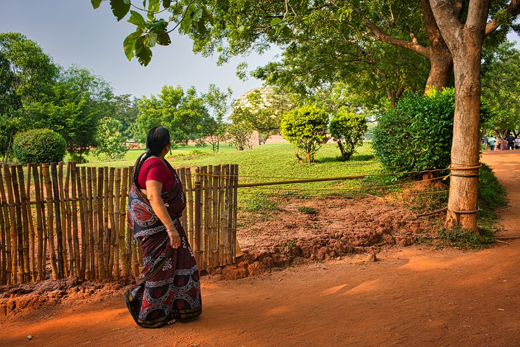 Mujer en los jardines de Matrimandir en Auroville.
Foto: Shutterstock | La ciudad utópica actual