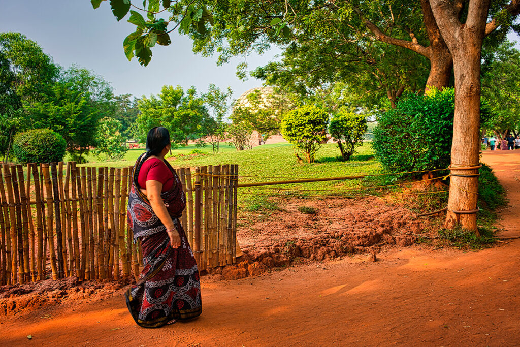 Mujer en los jardines de Matrimandir en Auroville.
Foto: Shutterstock | La ciudad utópica actual