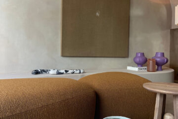 Habitación con diferentes jarrones de piedra