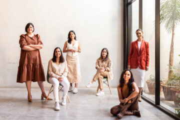 Mujeres posando en sala abierta
