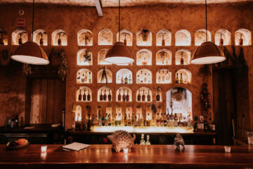 Rootstudio se inspira en la tradición artesanal, el ciclo de la vida y el panteón general de Oaxaca para el diseño del bar Guajolote de Oro.
