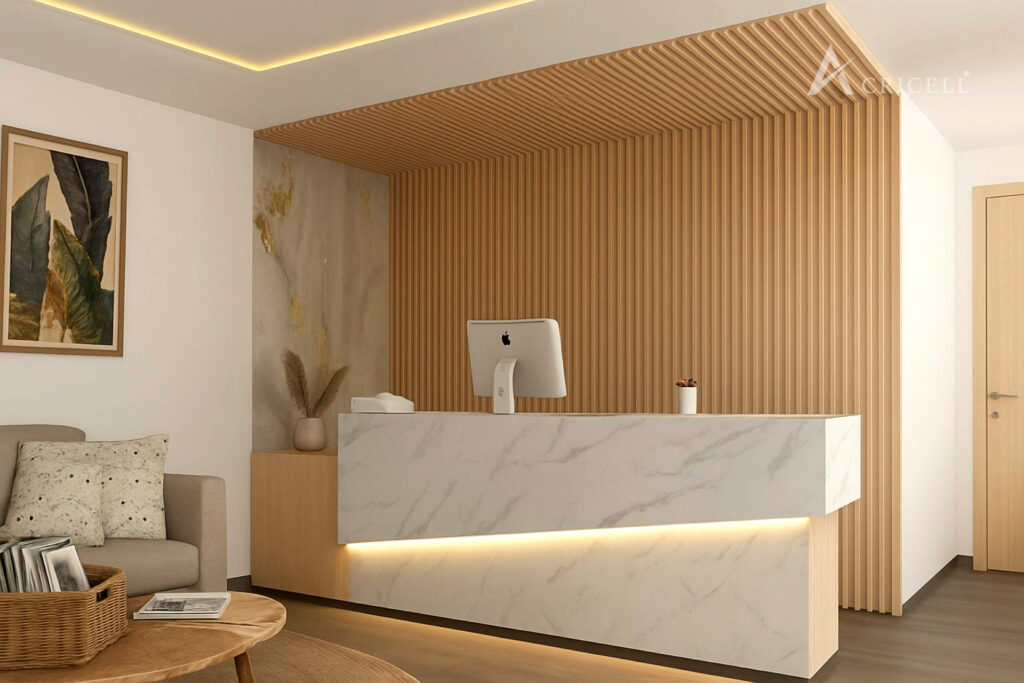 Lambrín de WPC tipo madera instalado en muro decorativo moderno