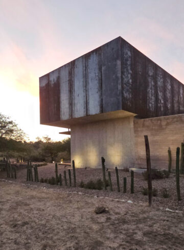 Casa Estrato: una arquitectura que nace de la tierra en San Miguel de Allende