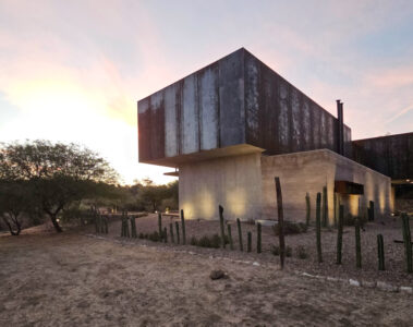 Casa Estrato: una arquitectura que nace de la tierra en San Miguel de Allende