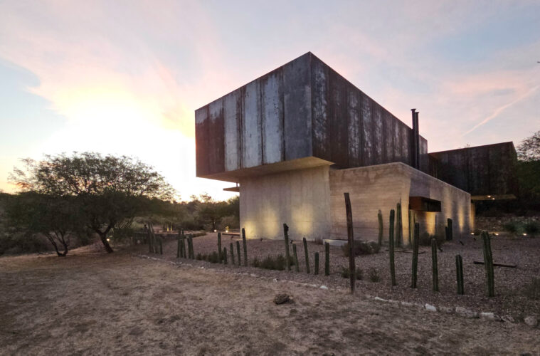 Casa Estrato: una arquitectura que nace de la tierra en San Miguel de Allende