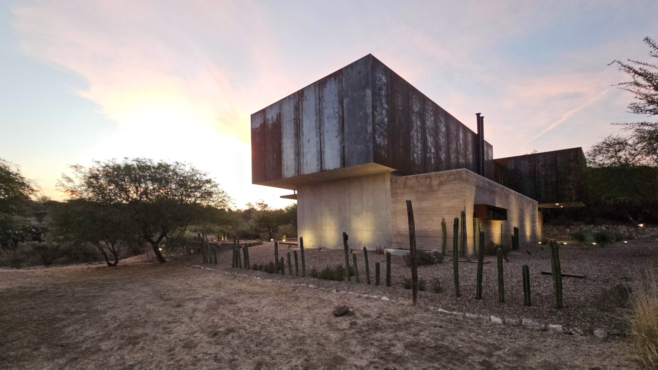 Casa Estrato: una arquitectura que nace de la tierra en San Miguel de Allende